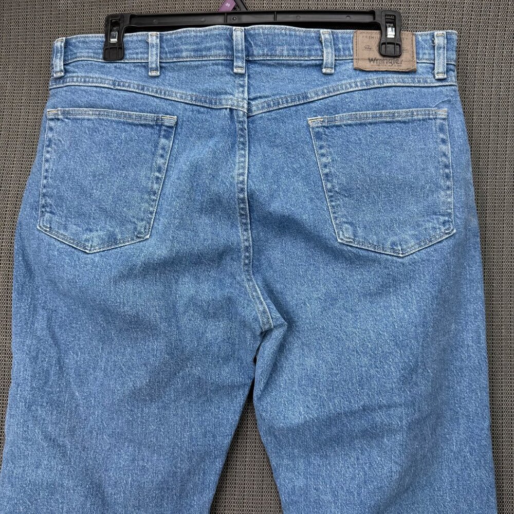 Wrangler Originals Men's Size 38x29 Medium Wash Jeans Relaxed Fit - Picture 4 of 10